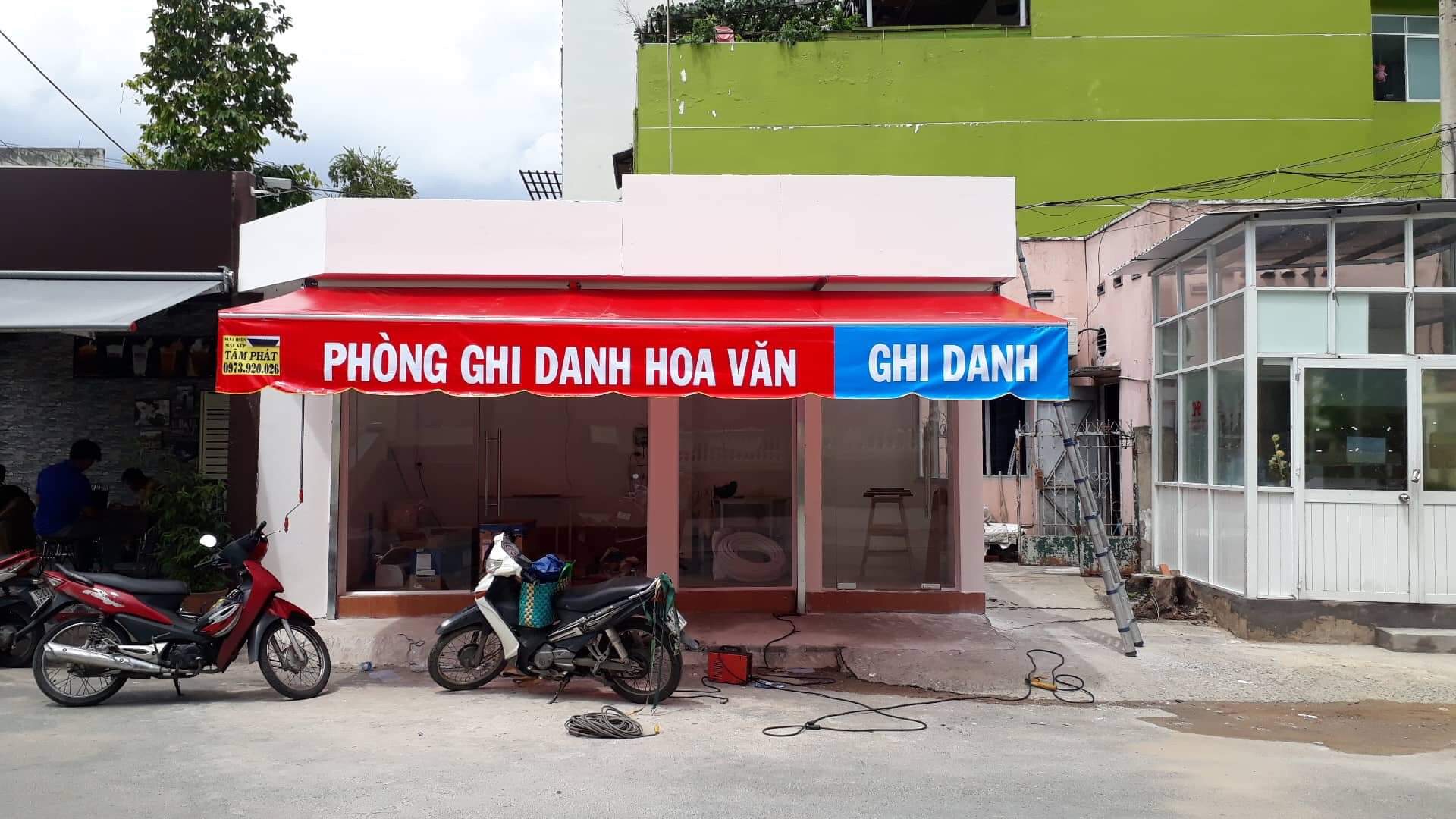 lắp đặt mái hiên quay tay giá rẻ